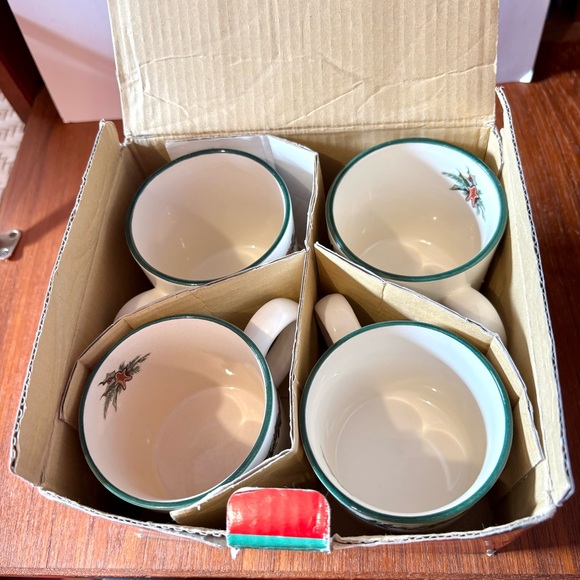 🎄 7 O’Tannenbaum mugs for Christmas from The Cellar at Macys Cream with greenery - Picture 6 of 8